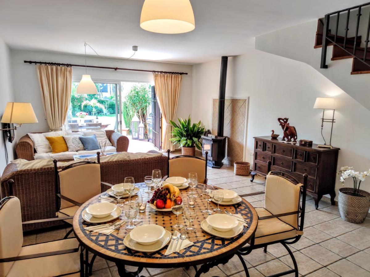 Spacious Beachfront Town House In Estepona With Fully Equipped Kitchen, Pools, Garden, Sea View Esterno foto