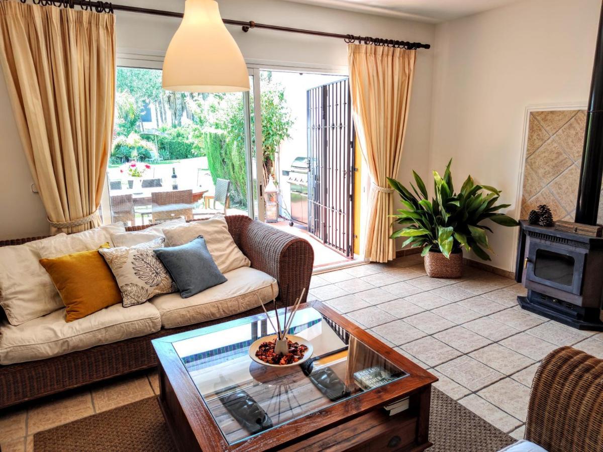 Spacious Beachfront Town House In Estepona With Fully Equipped Kitchen, Pools, Garden, Sea View Esterno foto