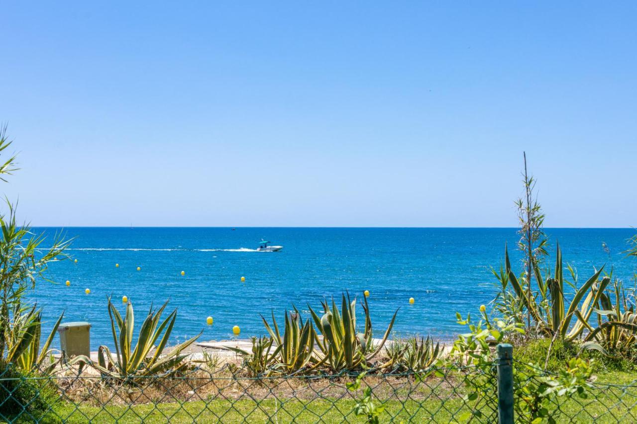 Spacious Beachfront Town House In Estepona With Fully Equipped Kitchen, Pools, Garden, Sea View Esterno foto
